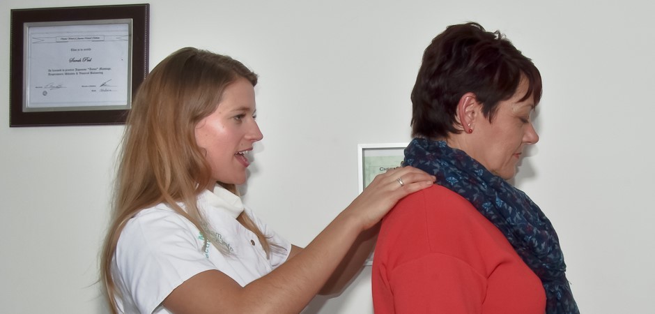 Visual and palpation examination of painful joints by acupuncturist Sarah Peel in Rickmansworth WD3